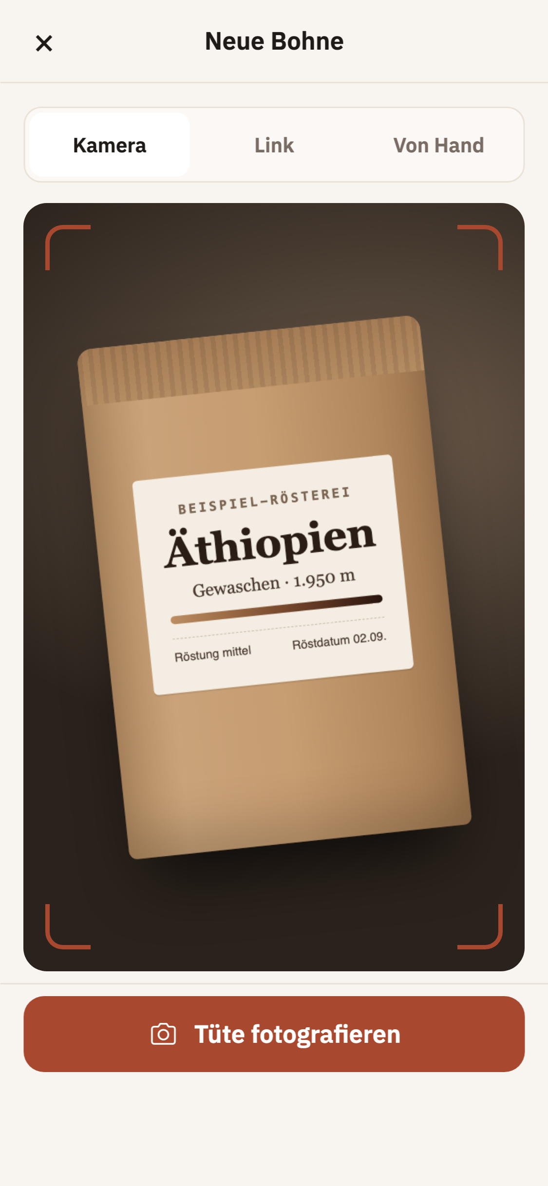 Die App fotografiert eine Kaffeetüte